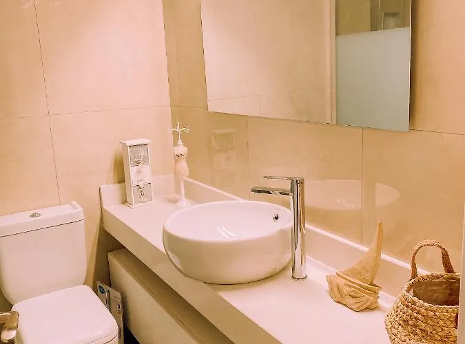 Newly Renovated Super-chic Апартаменти